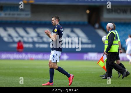 The Den, Millwall, London, Großbritannien. 9. April 2022. Championship Football, Millwall gegen Barsley: Murray Wallace von Millwall applaudiert den Fans nach dem Spiel. Kredit: Aktion Plus Sport/Alamy Live Nachrichten Stockfoto