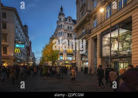 Kärntner Straße bei Nacht - Wien, Österreich Stockfoto
