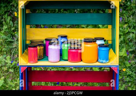 Flaschen mit Acrylfarben in verschiedenen Farben. Blau, gelb, orange, rot, pink und grün. Farbpalette. Stockfoto