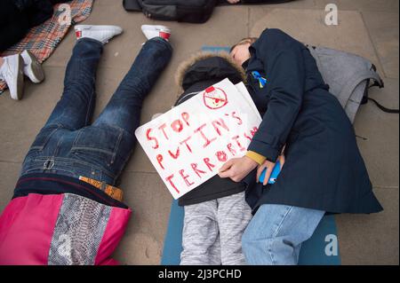 London, Großbritannien. 9. April 2022. Demonstranten nehmen an einem "Einsterben" vor der Downing Street in London Teil, um die russische Invasion in die Ukraine zu verurteilen. Kredit: claire doherty/Alamy Live Nachrichten Stockfoto