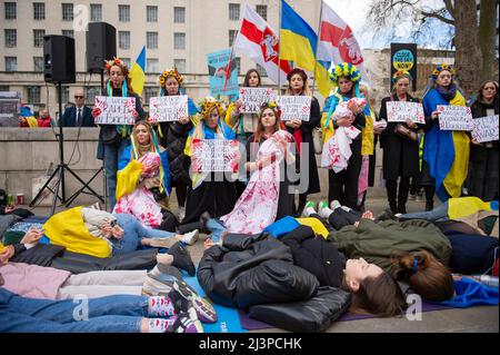 London, Großbritannien. 9. April 2022. Demonstranten nehmen an einem "Einsterben" vor der Downing Street in London Teil, um die russische Invasion in die Ukraine zu verurteilen. Kredit: claire doherty/Alamy Live Nachrichten Stockfoto