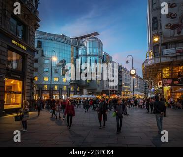 Kärntner Straße bei Nacht - Wien, Österreich Stockfoto