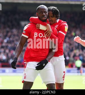 Keinan Davis (links) von Nottingham Forest feiert das erste Tor ihrer Spielseite während des Sky Bet Championship-Spiels auf dem City Ground, Nottingham. Bilddatum: Samstag, 9. April 2022. Stockfoto