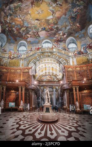 Vertikales Panorama des Staatssaals der Österreichischen Nationalbibliothek - Wien, Österreich Stockfoto