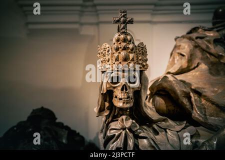 Schädeldetail des Sarkophags von Kaiser Karl VI. Im Kaiserlichen Grabgewölbe, der Krypta der Habsburger Dynastie - Wien, Österreich Stockfoto