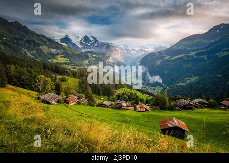 Majestätischen Blick auf alpinen Dorf. Malerische und schöne Szene. Berühmte Touristenattraktion. Ort Schweizer Alpen, das Lauterbrunnental, Wengen, B Stockfoto