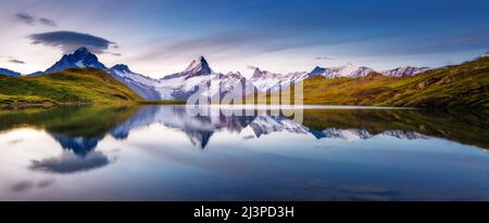 Panoramablick vom Mt. Schreckhorn und Wetterhorn. Beliebte Touristenattraktion. Dramatische und malerische Szene. Ort Bachalpsee in Schweizer ein Stockfoto