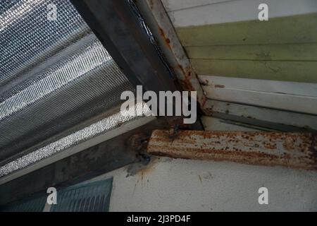 Schau dir die alte Eisentür vor meinem Haus an Stockfoto