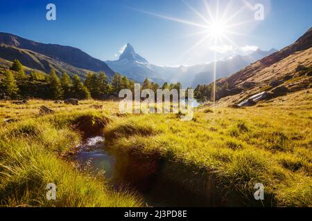 Tolles Panorama mit dem berühmten Matterhorn-Gipfel im Alpental. Beliebte Touristenattraktion. Dramatische und malerische Szene. Ort Ort Schweizer alpen, G Stockfoto