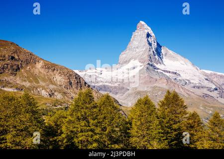 Tolles Panorama mit dem berühmten Matterhorn-Gipfel im Alpental. Beliebte Touristenattraktion. Dramatische und malerische Szene. Ort Ort Schweizer alpen, G Stockfoto