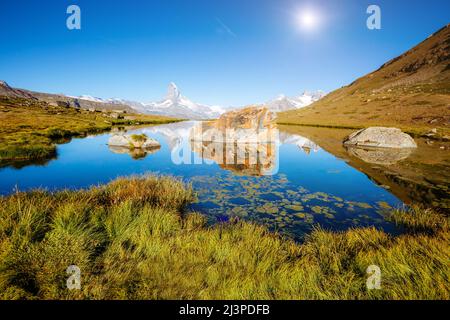 Tolles Panorama mit dem berühmten Matterhorn-Gipfel im Alpental. Beliebte Touristenattraktion. Dramatische und malerische Szene. Ort Ort Schweizer alpen, S Stockfoto