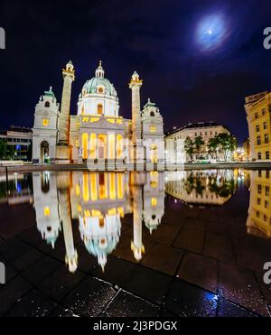 Zauberhafte Abendansicht der Karlskirche. Historische Szene, berühmte Touristenattraktion. Lage Place Karlsplatz in Wien. Neu Stockfoto