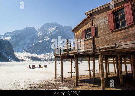 Lago di Braies im Winter Stockfoto