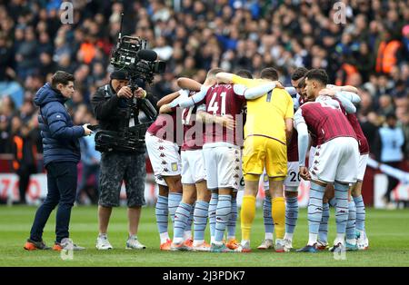 Die Spieler von Aston Villa müssen sich vor dem Premier League-Spiel in Villa Park, Birmingham, zusammenknüpeln. Bilddatum: Samstag, 9. April 2022. Stockfoto