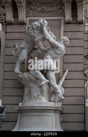 Herakles und der Nemean Lion in der Hofburg von Lorenzo Mattielli, 1729 - Wien, Österreich Stockfoto