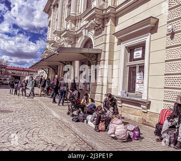 Przemysl, Polen. 8. April 2022. Ukrainische Flüchtlinge, die am Morgen des 8. April 2022 am Bahnhof Przemysl, Polen, am wunderschönen, blau-weißen Himmel ankommen und warten (Foto: © Amy Katz/ZUMA Press Wire) Stockfoto