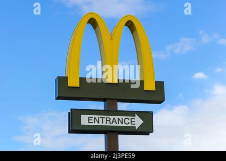 London, Großbritannien. 06. April 2022. Ein McDonald's-Schild vor der Durchfahrt. (Foto: Dinendra Haria/SOPA Images/Sipa USA) Quelle: SIPA USA/Alamy Live News Stockfoto