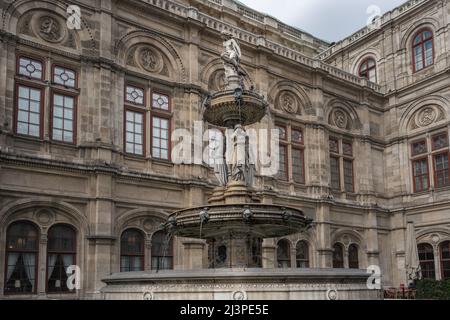 Opernbrunnen an der Wiener Staatsoper - Wien, Österreich Stockfoto