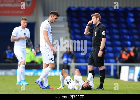 Kingston, Großbritannien. 09. April 2022. Schiedsrichter James Oldham weist auf eine Kopfverletzung für Kaine Kesler Hayden #29 von Milton Keynes Dons in Kingston, Vereinigtes Königreich am 4/9/2022 hin. (Foto von Carlton Myrie/News Images/Sipa USA) Quelle: SIPA USA/Alamy Live News Stockfoto