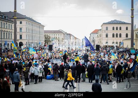 München, Deutschland. 09. April 2022. Am 9. April versammelten sich 2022 Menschen in München, Deutschland, um gegen die russische Invasion in der Ukraine zu protestieren und sich an die Toten des Massakers von Bucha zu erinnern. (Foto: Alexander Pohl/Sipa USA) Quelle: SIPA USA/Alamy Live News Stockfoto