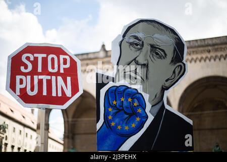 München, Deutschland. 09. April 2022. Am 9. April versammelten sich 2022 Menschen in München, Deutschland, um gegen die russische Invasion in der Ukraine zu protestieren und sich an die Toten des Massakers von Bucha zu erinnern. (Foto: Alexander Pohl/Sipa USA) Quelle: SIPA USA/Alamy Live News Stockfoto