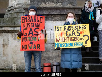 München, Deutschland. 09. April 2022. Am 9. April versammelten sich 2022 Menschen in München, Deutschland, um gegen die russische Invasion in der Ukraine zu protestieren und sich an die Toten des Massakers von Bucha zu erinnern. (Foto: Alexander Pohl/Sipa USA) Quelle: SIPA USA/Alamy Live News Stockfoto