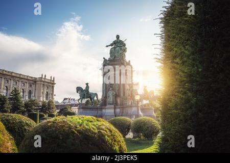 Sonnenuntergang am Maria Theresia Platz (Maria Theresien Platz) mit Kaiserin Maria Theresia Denkmal - Wien, Österreich Stockfoto