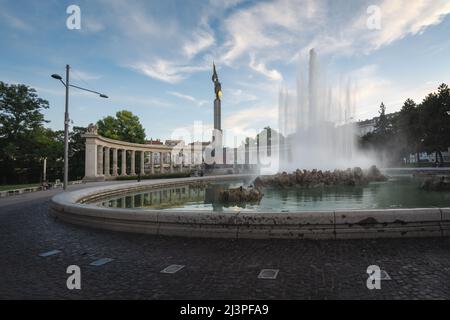 Hochstrahlbrunnen und sowjetisches Kriegsdenkmal - entworfen von S.G. Jakowlew und im Jahr 1945 enthüllt - Wien, Österreich Stockfoto