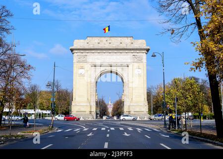 Bukarest, Rumänien - 6. November 2021: Arcul de Triumph (Triumphbogen) Triumphbogen und Wahrzeichen, im nördlichen Teil der Stadt auf Stockfoto