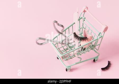 Kreatives Layout mit Make-up-Zubehör auf grünem Hintergrund Stockfoto