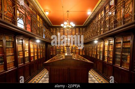 Barcelona, Spanien. Das Innere der alten schönen Bibliothek Biblioteca Publica Arus Stockfoto