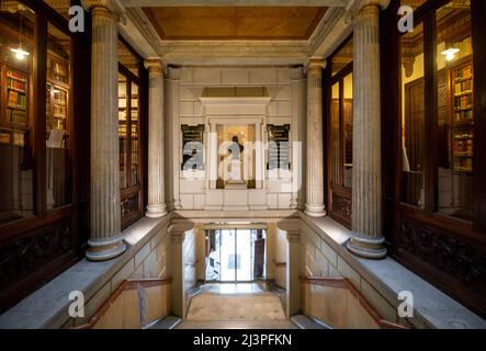 Barcelona, Spanien. Das Innere der alten schönen Bibliothek Biblioteca Publica Arus Stockfoto