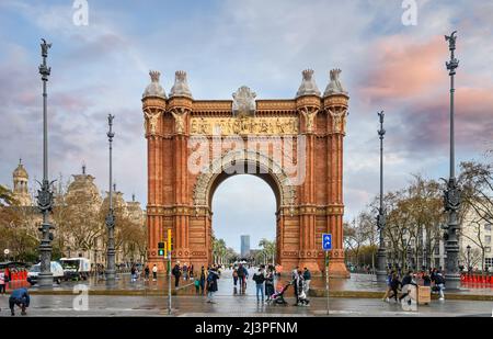 Der Triumphbogen in Barcelona, Spanien. Arco de Triunfo wurde von Josep Vilaseca i Casanovas als Haupttor der Barcelona World Fair 1888 erbaut. Stockfoto