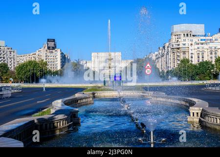 Bukarest, Rumänien, 4. September 2021: Dekorativer Brunnen mit kleinen Wassertropfen auf dem Unirii-Platz (Piata Unirii) im Stadtzentrum, in einem sonnigen Herbst Stockfoto