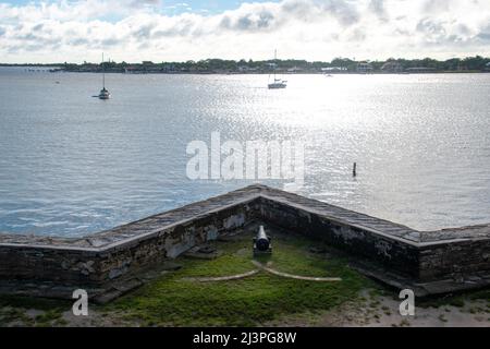 Eine Kanone aus dem Castillo de San Marcos mit Blick auf den Matanzas River in St. Augustine, Florida Stockfoto