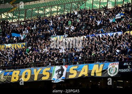 Mailand, Italien. 09. April 2022. Fans des FC Internazionale zeigen vor dem Fußballspiel der Serie A zwischen dem FC Internazionale und dem FC Hellas Verona ihre Unterstützung. Kredit: Nicolò Campo/Alamy Live Nachrichten Stockfoto