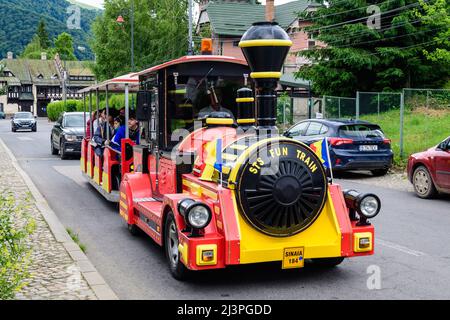 Sinaia, Rumänien - 3. Juli 2021: Farbenfroher Zug für Kinder in einer Straße im Zentrum der Stadt in der Nähe des Bucegi-Gebirges (Muntii Bucegi) in Prahova Stockfoto