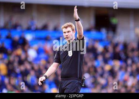 London, Großbritannien. 09. April 2022. Schiedsrichter James Oldham in Aktion während des Spiels. EFL Skybet Football League One Match, AFC Wimbledon gegen MK Dons in der Plough Lane in London am Samstag, 9.. April 2022. Dieses Bild darf nur für redaktionelle Zwecke verwendet werden. Nur zur redaktionellen Verwendung, Lizenz für kommerzielle Nutzung erforderlich. Keine Verwendung bei Wetten, Spielen oder Veröffentlichungen in einem Club/einer Liga/einem Spieler. PIC von Steffan Bowen/Andrew Orchard Sports Photography/Alamy Live News Credit: Andrew Orchard Sports Photography/Alamy Live News Stockfoto