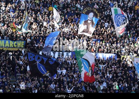 Fans des FC Internazionale beim Fußballspiel der Serie A 2021/22 zwischen dem FC Internazionale und dem FC Hellas Verona am 09. April 2022 im Giuseppe-Meazza-Stadion in Mailand, Italien Stockfoto