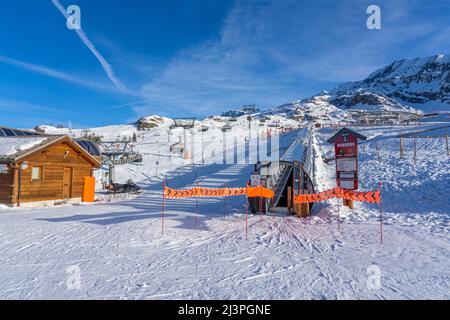 Alpe d'Huez, Frankreich - 31.12.2021: Winterlandschaft mit Holzchalet im französischen Skigebiet. Fabelhafter Winterblick auf die alpes Berge. Hintergrund des Urlaubskonzepts. Fotos in hoher Qualität Stockfoto