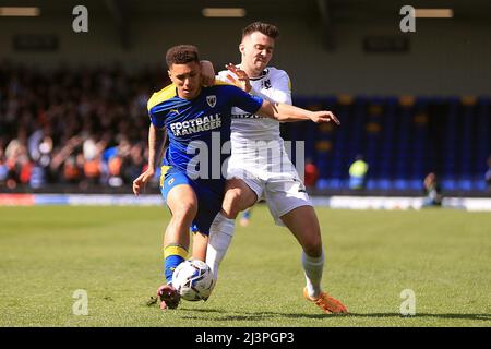London, Großbritannien. 09. April 2022. Henry Lawrence von AFC Wimbledon (L) hält Franco Ravizzoli von MK Dons (R) aus. EFL Skybet Football League One Match, AFC Wimbledon gegen MK Dons in der Plough Lane in London am Samstag, 9.. April 2022. Dieses Bild darf nur für redaktionelle Zwecke verwendet werden. Nur zur redaktionellen Verwendung, Lizenz für kommerzielle Nutzung erforderlich. Keine Verwendung bei Wetten, Spielen oder Veröffentlichungen in einem Club/einer Liga/einem Spieler. PIC von Steffan Bowen/Andrew Orchard Sports Photography/Alamy Live News Credit: Andrew Orchard Sports Photography/Alamy Live News Stockfoto