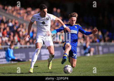London, Großbritannien. 09. April 2022. Theo Corbeanu von MK Dons (L) wird von Luke McCormick vom AFC Wimbledon (R) in Angriff genommen. EFL Skybet Football League One Match, AFC Wimbledon gegen MK Dons in der Plough Lane in London am Samstag, 9.. April 2022. Dieses Bild darf nur für redaktionelle Zwecke verwendet werden. Nur zur redaktionellen Verwendung, Lizenz für kommerzielle Nutzung erforderlich. Keine Verwendung bei Wetten, Spielen oder Veröffentlichungen in einem Club/einer Liga/einem Spieler. PIC von Steffan Bowen/Andrew Orchard Sports Photography/Alamy Live News Credit: Andrew Orchard Sports Photography/Alamy Live News Stockfoto