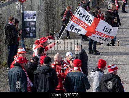 Berlin, Deutschland. 09. April 2022. Fußball: Bundesliga, Hertha BSC - 1. FC Union Berlin. Union-Fans stehen vor dem Olympiastadion. Kredit: Paul Zinken/dpa - WICHTIGER HINWEIS: Gemäß den Anforderungen der DFL Deutsche Fußball Liga und des DFB Deutscher Fußball-Bund ist es untersagt, im Stadion und/oder vom Spiel aufgenommene Fotos in Form von Sequenzbildern und/oder videoähnlichen Fotoserien zu verwenden oder zu verwenden./dpa/Alamy Live News Stockfoto