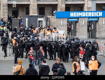 Berlin, Deutschland. 09. April 2022. Fußball: Bundesliga, Hertha BSC - 1. FC Union Berlin. Polizisten gehen in Richtung Olympiastadion. Kredit: Paul Zinken/dpa - WICHTIGER HINWEIS: Gemäß den Anforderungen der DFL Deutsche Fußball Liga und des DFB Deutscher Fußball-Bund ist es untersagt, im Stadion und/oder vom Spiel aufgenommene Fotos in Form von Sequenzbildern und/oder videoähnlichen Fotoserien zu verwenden oder zu verwenden./dpa/Alamy Live News Stockfoto