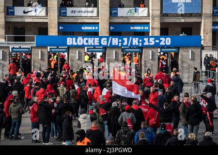 Berlin, Deutschland. 09. April 2022. Fußball: Bundesliga, Hertha BSC - 1. FC Union Berlin. An den Eingängen zum Olympiastadion stehen Union-Fans. Kredit: Paul Zinken/dpa - WICHTIGER HINWEIS: Gemäß den Anforderungen der DFL Deutsche Fußball Liga und des DFB Deutscher Fußball-Bund ist es untersagt, im Stadion und/oder vom Spiel aufgenommene Fotos in Form von Sequenzbildern und/oder videoähnlichen Fotoserien zu verwenden oder zu verwenden./dpa/Alamy Live News Stockfoto