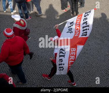 Berlin, Deutschland. 09. April 2022. Fußball: Bundesliga, Hertha BSC - 1. FC Union Berlin. Union-Fans auf dem Weg zum Olympiastadion. Kredit: Paul Zinken/dpa - WICHTIGER HINWEIS: Gemäß den Anforderungen der DFL Deutsche Fußball Liga und des DFB Deutscher Fußball-Bund ist es untersagt, im Stadion und/oder vom Spiel aufgenommene Fotos in Form von Sequenzbildern und/oder videoähnlichen Fotoserien zu verwenden oder zu verwenden./dpa/Alamy Live News Stockfoto