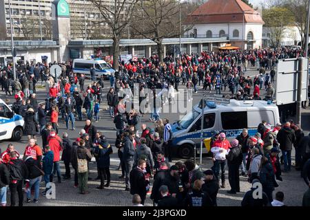 Berlin, Deutschland. 09. April 2022. Fußball: Bundesliga, Hertha BSC - 1. FC Union Berlin.Fans auf dem Weg zum Olympiastadion. Kredit: Paul Zinken/dpa - WICHTIGER HINWEIS: Gemäß den Anforderungen der DFL Deutsche Fußball Liga und des DFB Deutscher Fußball-Bund ist es untersagt, im Stadion und/oder vom Spiel aufgenommene Fotos in Form von Sequenzbildern und/oder videoähnlichen Fotoserien zu verwenden oder zu verwenden./dpa/Alamy Live News Stockfoto