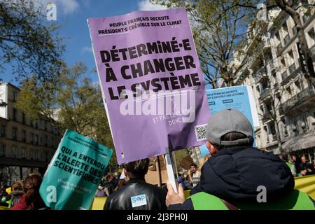 Marche pour le futur entre la Place de la bastille et celle de la république. Antifas et Gilets en tête de cortège les assos et ONG suivent tranquille Stockfoto