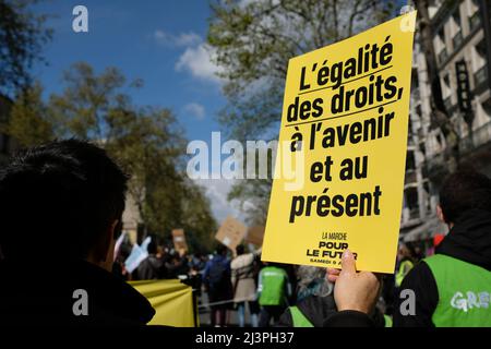 Marche pour le futur entre la Place de la bastille et celle de la république. Antifas et Gilets en tête de cortège les assos et ONG suivent tranquille Stockfoto