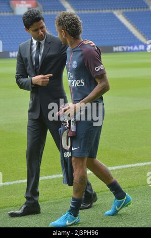 Neymar unterschreibt als neuer Spieler vom FC Barcelona nach Paris Saint Germain mit dem Präsidenten der PSG Nasser Al-Khelaifi Stockfoto